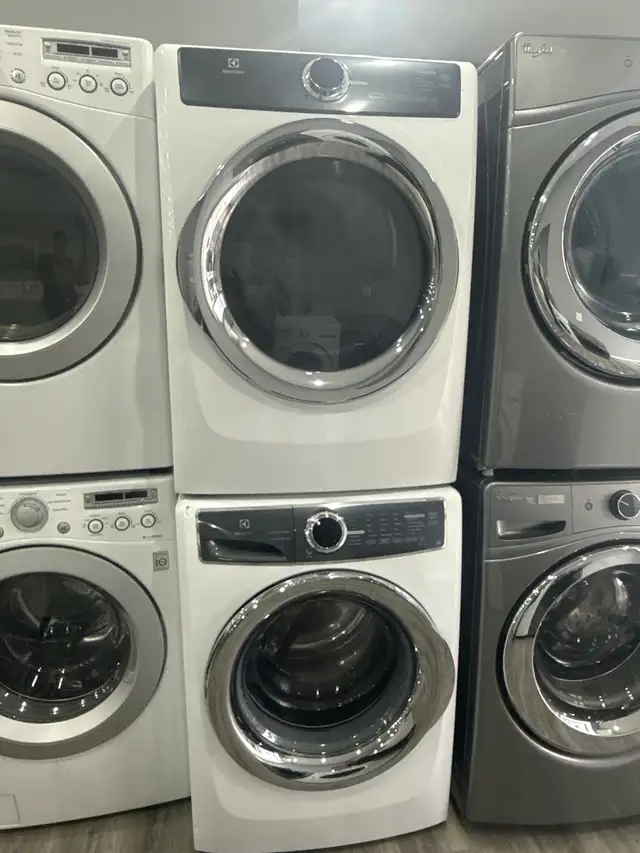 27 inch Electrolux front load washer dryer combo in Washers & Dryers in Hamilton - Image 2