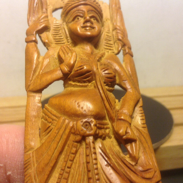 Vintage Sandle Wood Carving of a Dancing Shiva dans Art et objets de collection  à Ville de Vancouver - Image 3