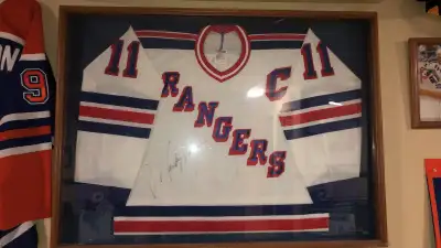 Signed and framed Mark Messier, New York Rangers jersey, Beautifully signed authentic signature