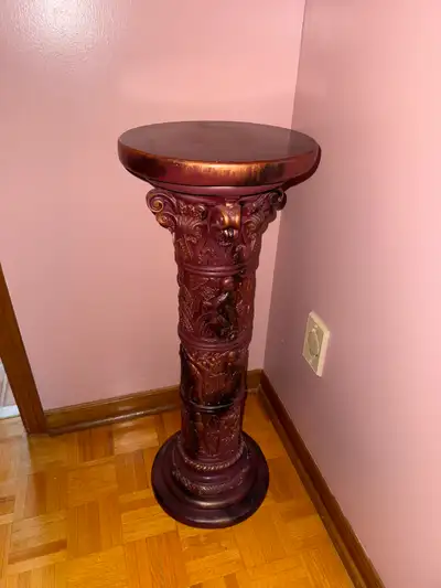 Beautiful carved decorative pedestal stand with intricate detailing throughout and a rich dark wood...