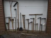 Hache, herminette, pic, outils de jardin antique, pelle, rateau