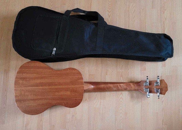 Yamaha 4 String Ukulele with Carrying Case. Model  - Y-UK- 24 in Guitars in Oshawa / Durham Region - Image 3