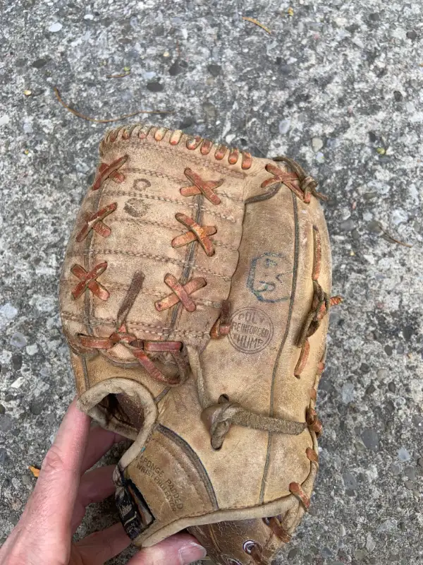 Vintage baseball glove - circa 1970 in Baseball & Softball in City of Toronto - Image 5