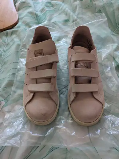 Découvrez ces adorables chaussures Adidas Stan Smith parfaites pour un look tendance! Rose en daim....