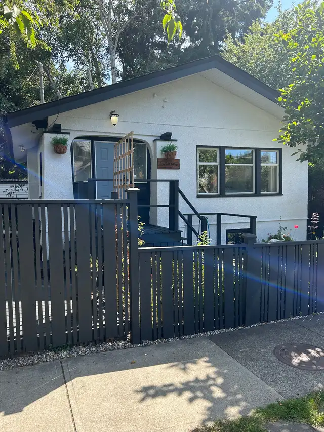 Fairfield Cottage Fully Furnished/All Utilities Included in British Columbia in Canada - Image 2