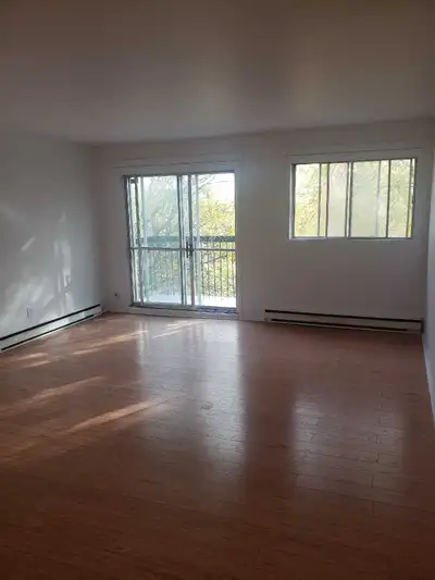 5-1/2 à longueuil, 1545$ . Une rue de ouest de Rolland- therian, près de Jaques Cartier. 3 chambres...