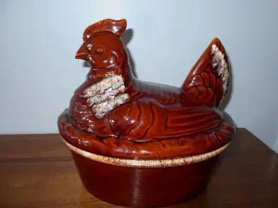 HULL-CÉRAMIQUE-VINTAGE-POULE-CASSEROLE, View more