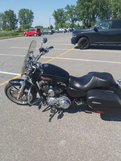 SPORTSTER SUPERLOW 1200T , 2014, 15400 km. ABSOLUMENT SUPERBE. Mise au point récente chez LEO à Bros...