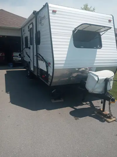 2016 coachmen 17fq clipper. FQ, walk around bed, full rear bath shower tub combo, hitch weight 320lb...