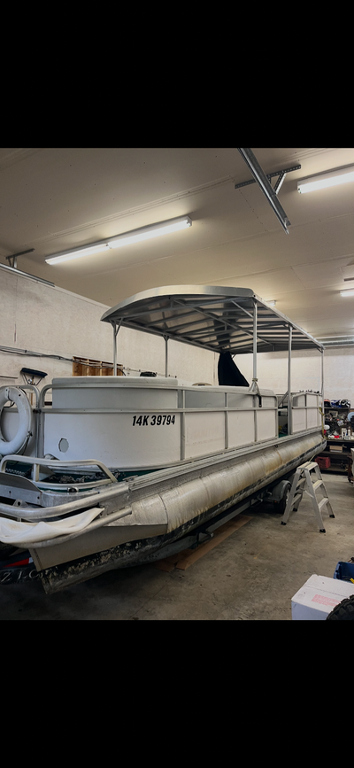2007 28’ Mantou Pontoon Boat. Has 2014 low hour Suzuki 175 & New Seats & Batteries. Sits on a 2007 E...
