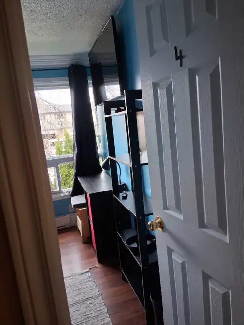 Overlooking the street. Furnished with Ikea furniture. Large window. Heat/AC , Internet, use of wash...