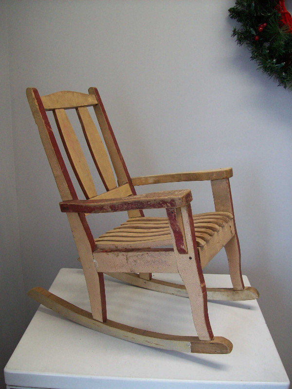 enfant petite chaise berçante antique en bois dans Chaises, Fauteuils inclinables  à Ville de Montréal - Image 2