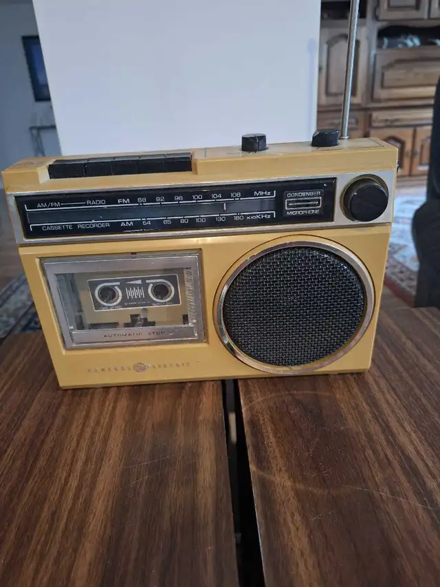 General Electric portable radio in Stereo Systems & Home Theatre in Kingston - Image 2