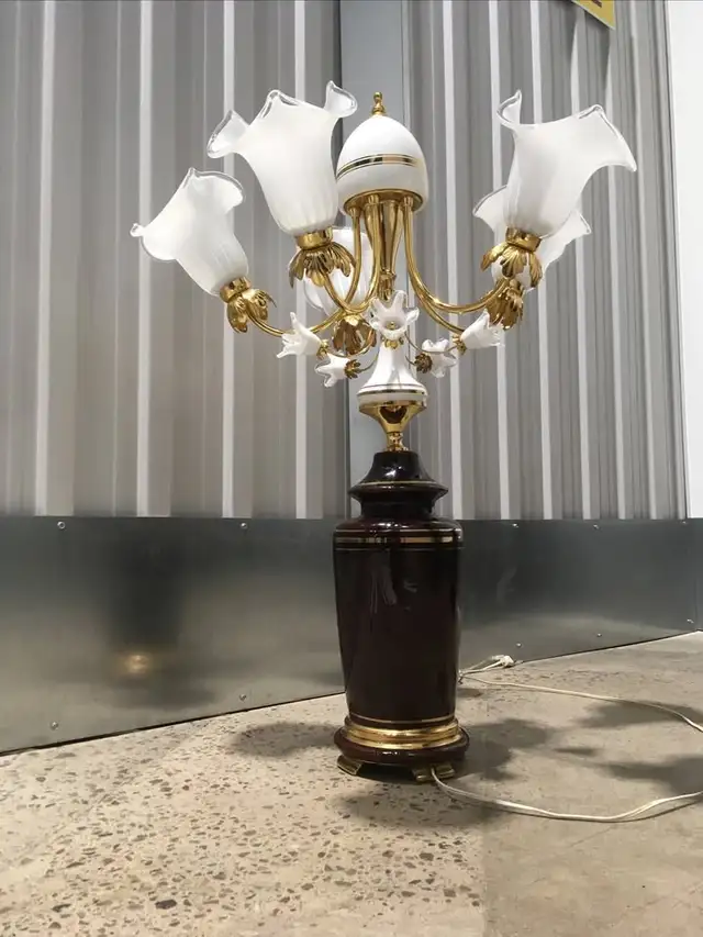Mid Century White Italian Murano Glass Tulip Table Lamp - $280 in Indoor Lighting & Fans in City of Montréal - Image 3