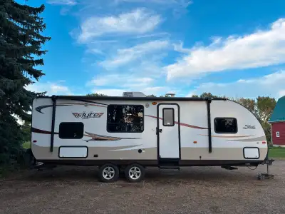 - 25 Foot - Fibreglass Siding - Sleeps 8 (1 queen, Double bunks, pullout couch, table bed) - 1 slide...