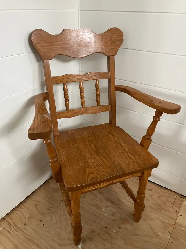 Solid Oak Kitchen Table with 4 Captain Chairs408909739616512003