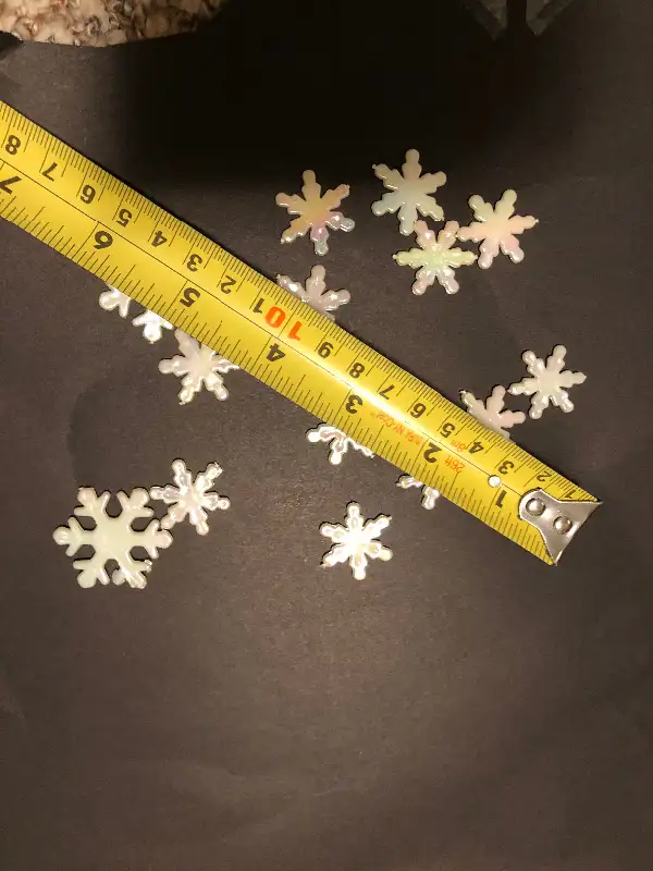 Iridescent snowflakes- plastic in Hobbies & Crafts in Strathcona County - Image 5