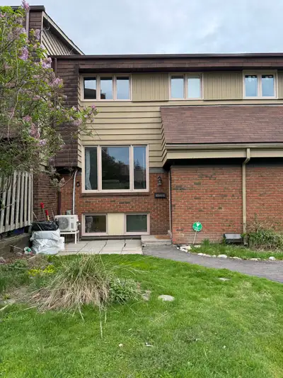 Condo Townhome for Sale 3 + 1 bedroom and 2 full washroom– Draper Avenue, Ottawa. Condo Fee: $580/mo...