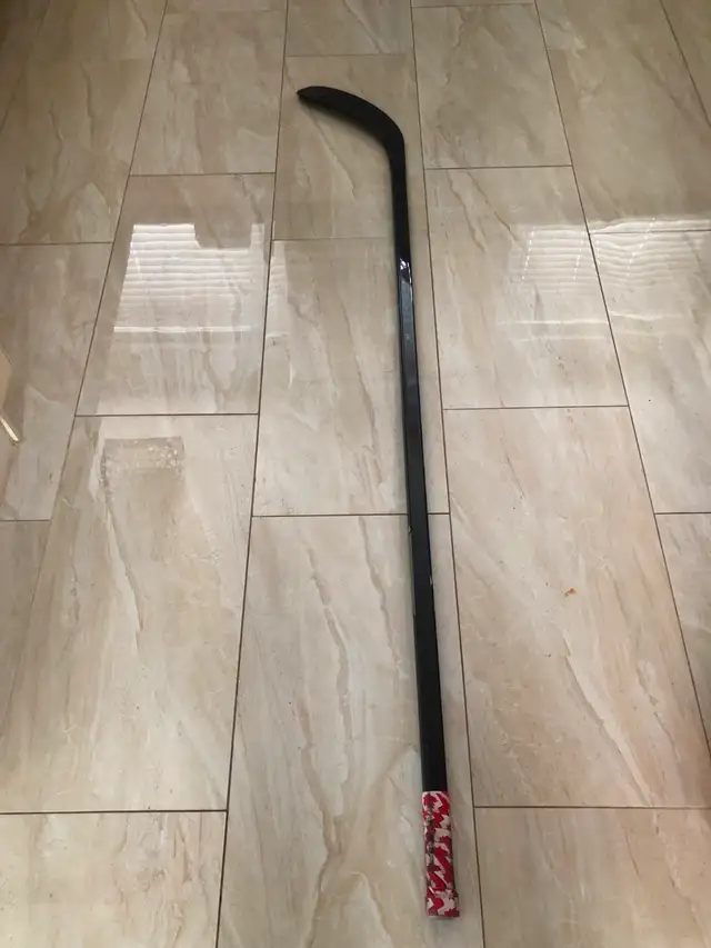 Intermediate - Pro Blackout Hockey Stick (Right) in Hockey in Oshawa / Durham Region - Image 2