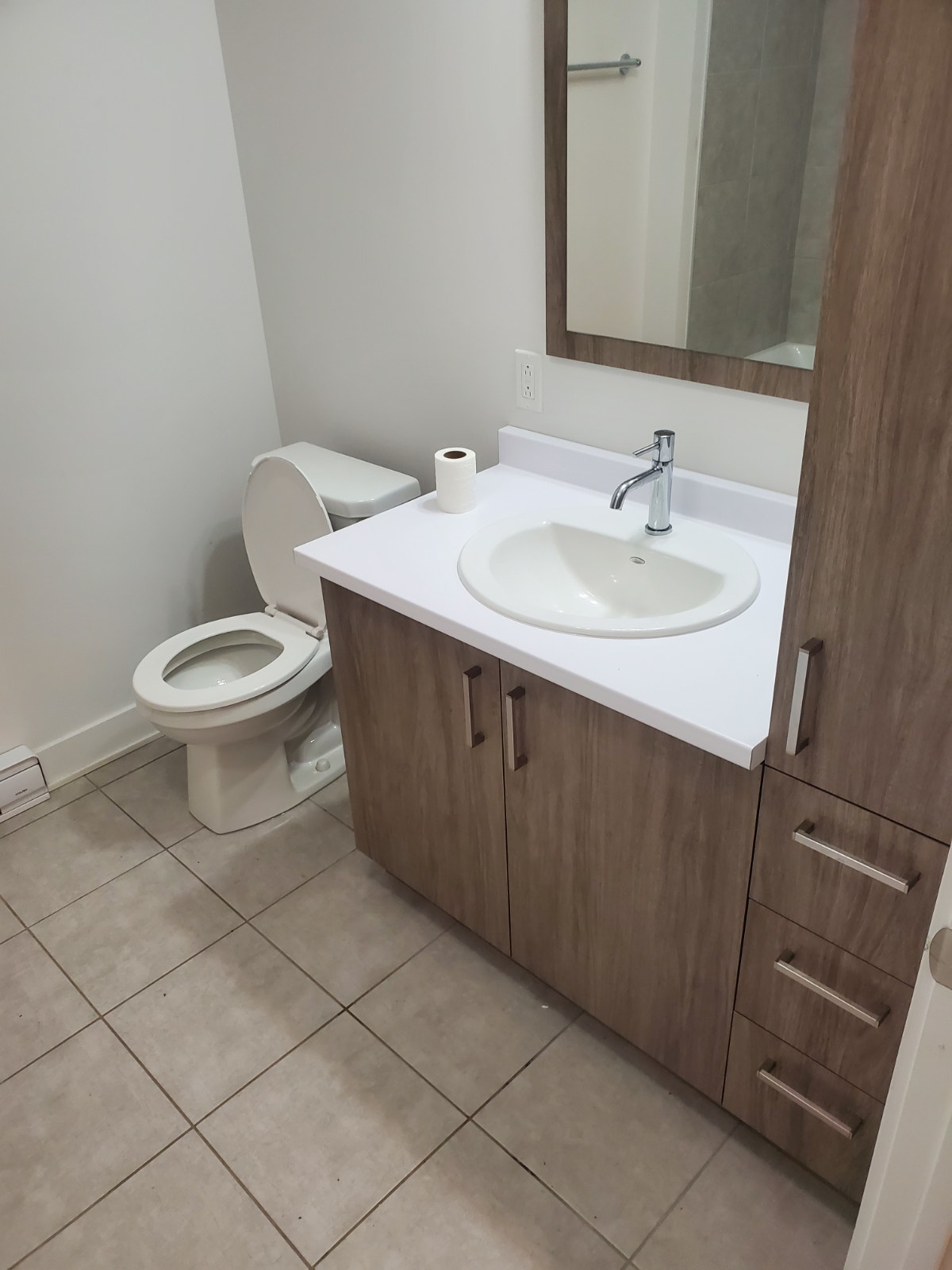 Grand 3½ moderne avec coin détente – Cuisine haut de gamme — photo 2