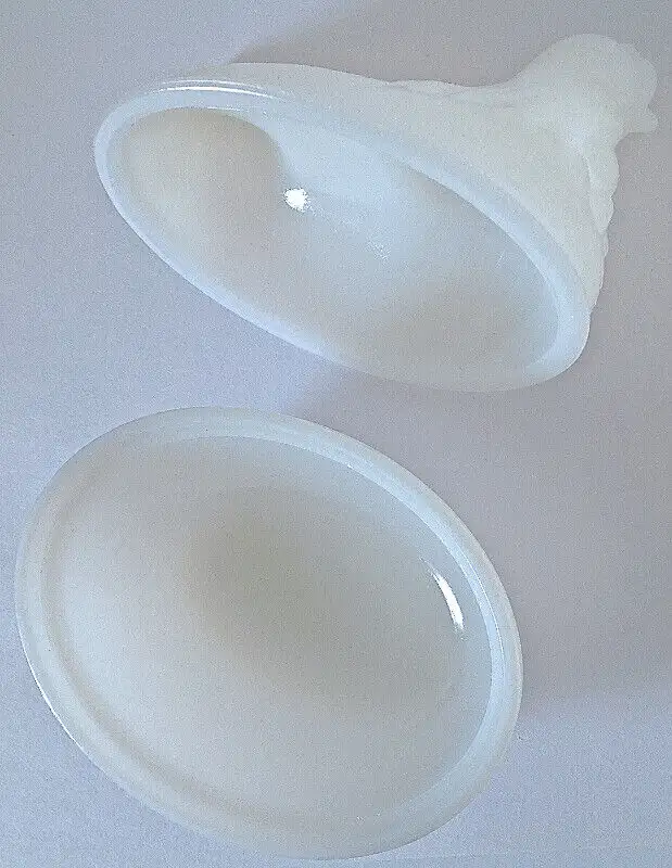 Vintage. Collection. Petite poule en milk glass in Arts & Collectibles in Lévis - Image 10