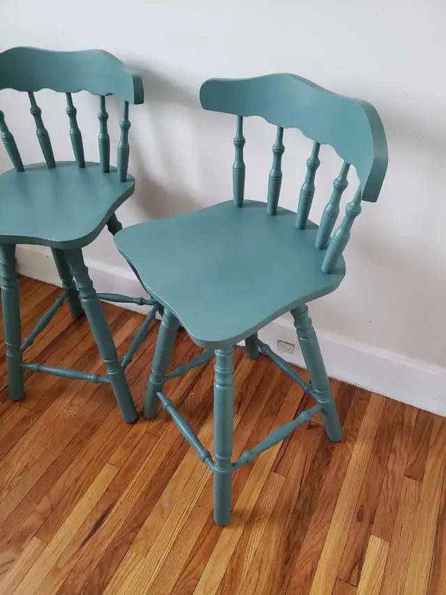 Gorgeous Refinished Solid Wood Aspen Valley Swivel Bar Stools in Chairs & Recliners in Kingston - Image 6