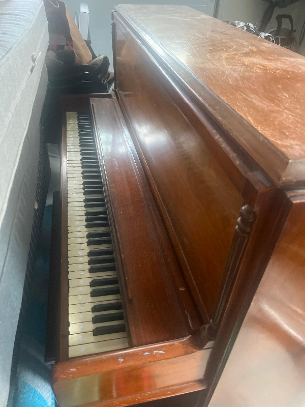 Upright piano. Good condition. Needs tuning. Free. in Pianos & Keyboards in Ottawa - Image 2