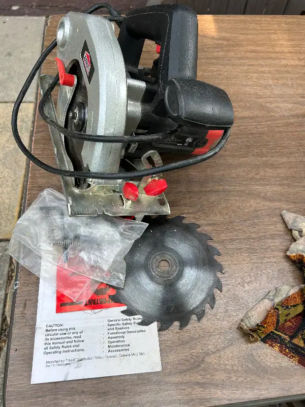 JOBMATE  Circular Saw, 11A, 7 1/4 “Rarely used. Extra Blade. in Power Tools in City of Toronto - Image 3