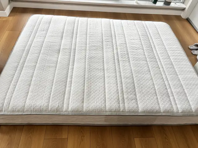 Zinus Queen Mattress - 8 Inch Foam and Spring Hybrid Mattress in Beds & Mattresses in Delta/Surrey/Langley - Image 3
