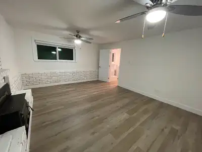 Private room for rent near Braid Station (bus 128, 155, 109)