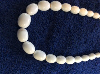 Vintage Retro  WHITE  OVAL BEAD NECKLACE-EXCELLENT Condition!!