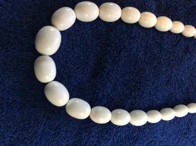 Vintage Retro  WHITE  OVAL BEAD NECKLACE-EXCELLENT Condition!!, View more