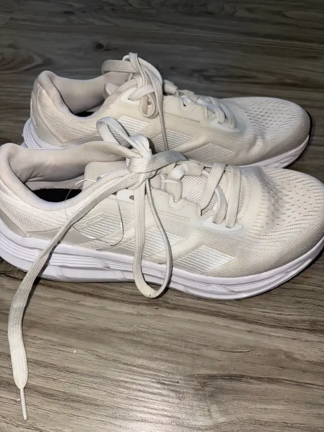 Adidas women’s sneakers shoes chaussures femmes  in Women's - Shoes in City of Montréal - Image 4