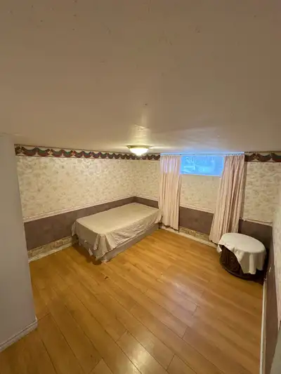 Big furnished or unfurnished private room available for rent near Markham and Lawrence. Close to Cen...