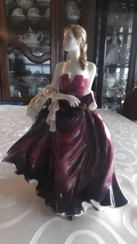 BONE CHINA  BRIDE & GROOM FIGURINE - MOMENTS, COALPORT,  ENGLAND in Arts & Collectibles in City of Toronto - Image 11