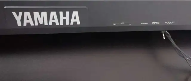 Yamaha piano PSR-220 with stand. in Pianos & Keyboards in Calgary - Image 4