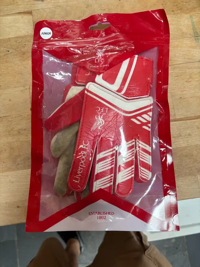 Youth soccer goalie gloves - Liverpool FC in Soccer in City of Toronto - Image 4