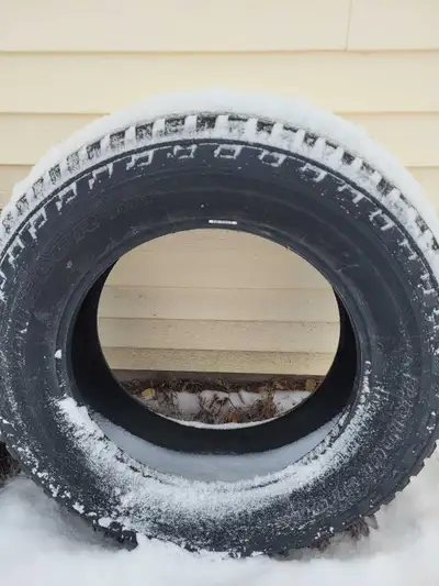 Brand new take offs, 2025 f250 xlt. 275/65R20. Will deliver to GP, located in Teepee CK.