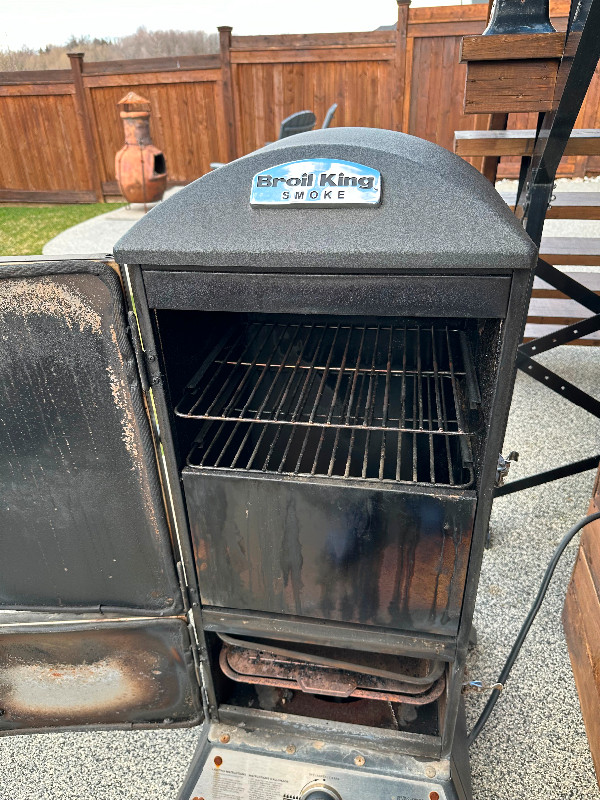 Broil King upright smoker in BBQs & Outdoor Cooking in Mississauga / Peel Region - Image 2