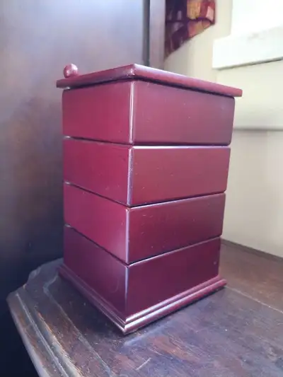 This lovely jewelry drawer is perfect for keeping jewelry compartmentalized. 4 1/2" square x 7" high...