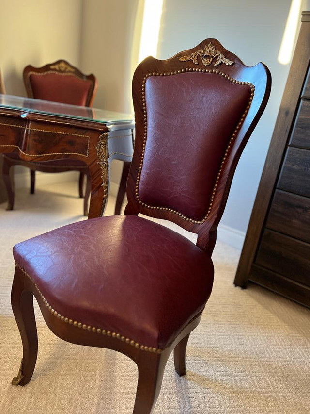 Classic desk with chairs in Desks in Oakville / Halton Region - Image 4