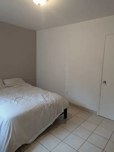 Bonjour à tous Une chambre est disponible dans ma colocation de deux personnes. Chambre non meublée...
