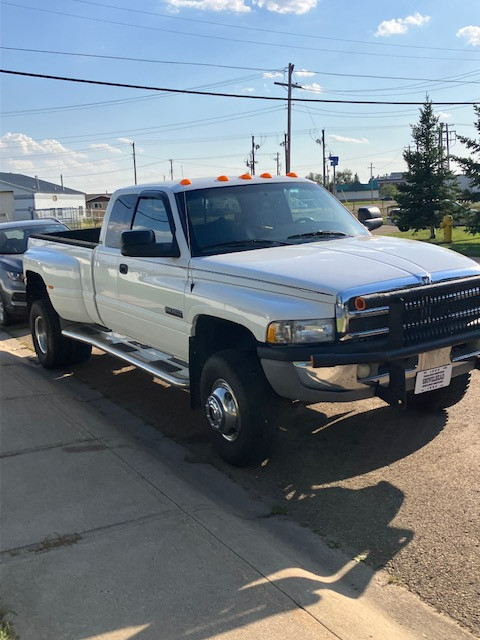 For sale 2002 Dodge Ram 3500 DRW 6 Speed in Cars & Trucks in Strathcona County - Image 3