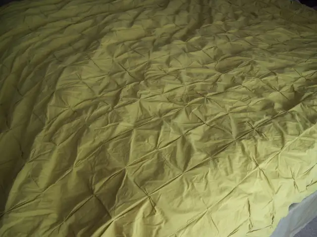 IKEA Honsbar Duvet w. Cover - Queen Size in Bedding in Hamilton - Image 2