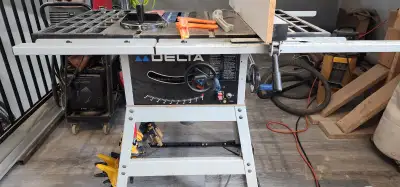 Delta 36-325C table saw. Has a 120V, 15A motor with 5500 RPM. Cast iron table top. Comes with fence,...