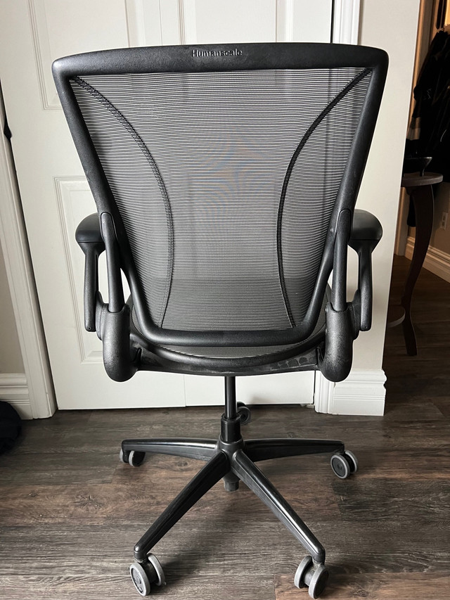 Humanscale full mesh black and grey in Chairs & Recliners in Oakville / Halton Region - Image 4