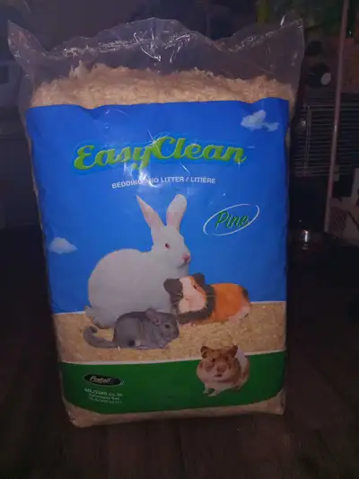 This is a fresh, unopened bag of Easy Clean pine bedding, perfect for your small pets! It's the 40L...