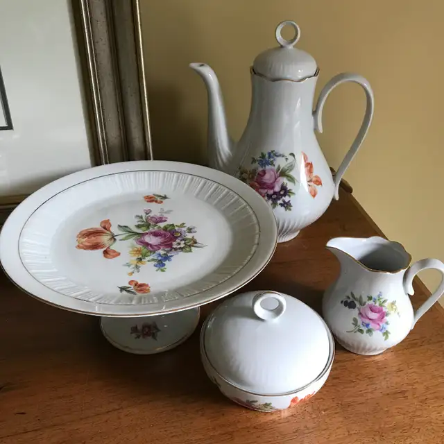 JL Menau Tea Coffee Set and Cake Stand GDR in Kitchen & Dining Wares in Ottawa - Image 3