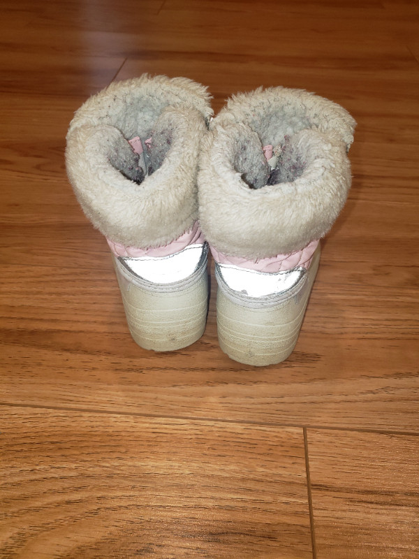 Girl's Winter Boots toddler size 9 in great used condition in Clothing - 4T in Winnipeg - Image 4