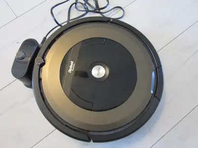 Selling my iRobot Roomba 890 robot vacuum. Fully working - powers on, starts cleaning, runs properly...